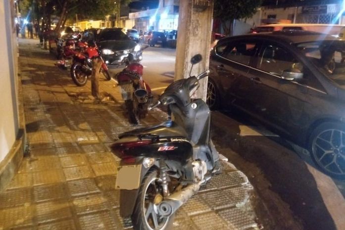 Motocicletas são flagradas estacionadas em local irregular.