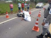 Segundo populares, após colidir com a moto motorista da carreta deixou o local.