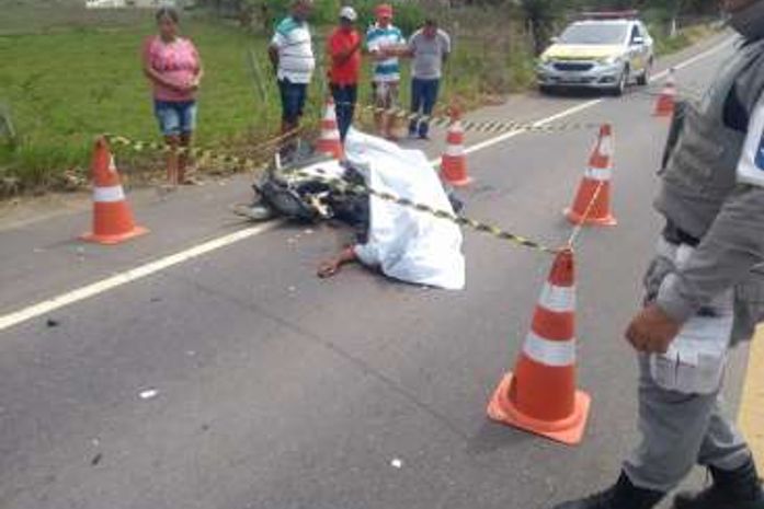 Segundo populares, após colidir com a moto motorista da carreta deixou o local.