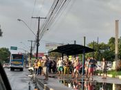 Ônibus atrasam para sair das garagens e pontos de ônibus ficam lotados em Maceió