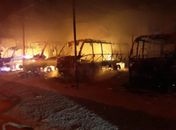 Veículos estavam estacionados dentro do galpão e foram consumidos pelas chamas.