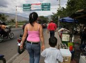 Milhares de venezuelanos têm cruzado as fronteiras