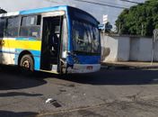 Van de passageiros e ônibus escolar se envolvem em grave acidente em Arapiraca