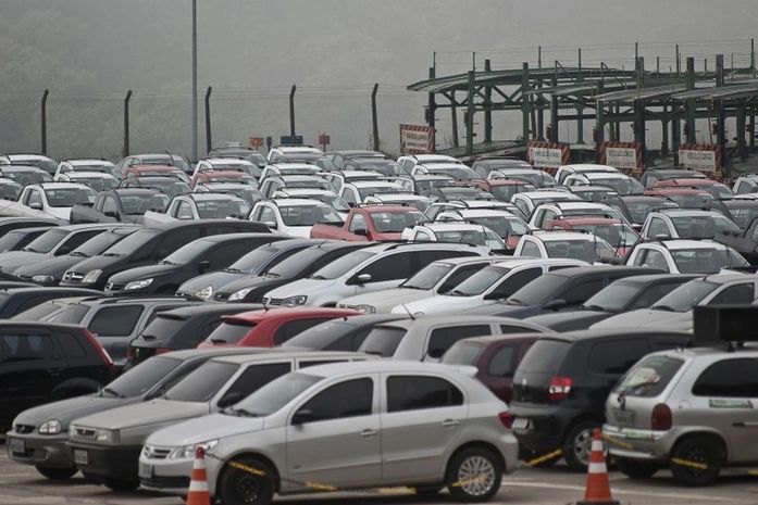 Venda de veículos leves pode ter alta de 11% neste ano, diz Fenabrave