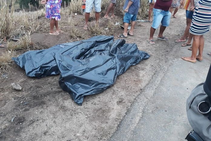 Mãe e filho morrem após coliderem motocicleta em animal na BR-104 em Alagoas