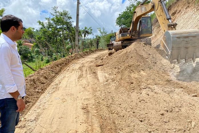 Prefeito de Santana do Mundaú acompanha início de mais uma obra de pavimentação