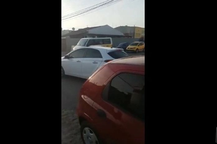 Obra desvia trânsito e moradores reclamam de falta de sinalização; Veja vídeo