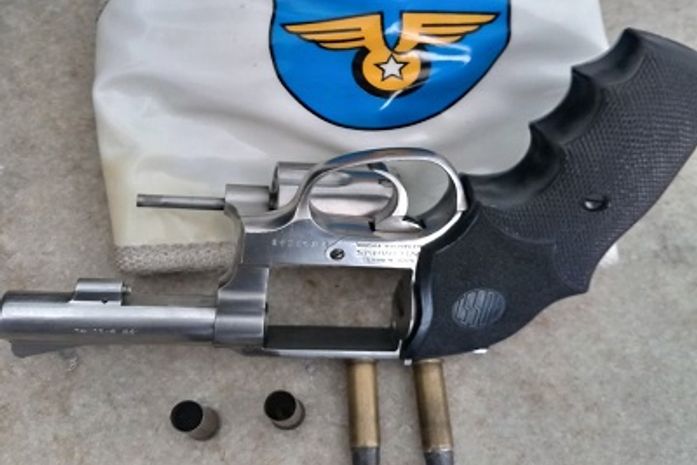 Jovem é preso com arma de fogo no bairro da Ponta Grossa