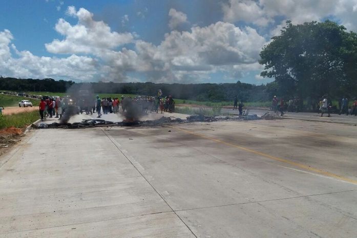 Manifestantes atearam fogo em madeira e palha para interditar rodovia