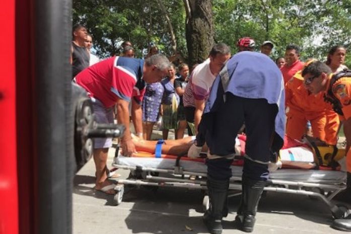 Motociclista bate em poste e fica ferido ao tentar evitar colisão em Marechal Deodoro