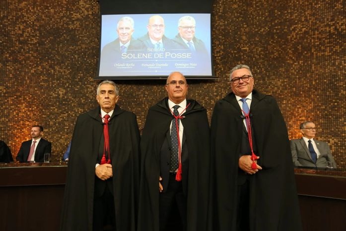 Desembargadores Orlando Rocha, Fernando Tourinho e Domingos Neto durante posse solene. 