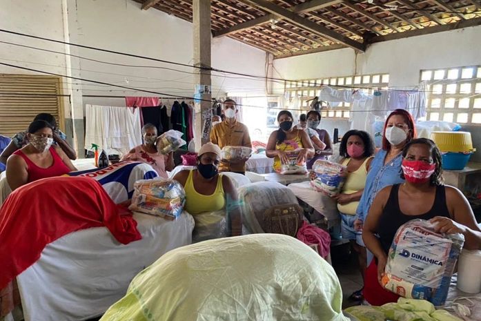 Lavadeiras recebem cestas básicas da Campanha Vacina Solidária