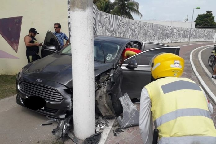 Homem sofre mal súbito, perde controle de veículo e colide em poste na Pajuçara