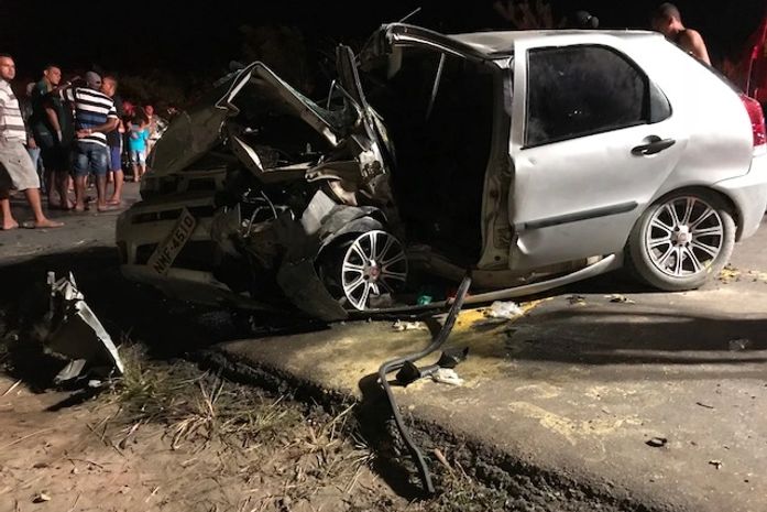 Mulher morre e seis ficam feridos com colisão frontal de veículos em Marechal Deodoro