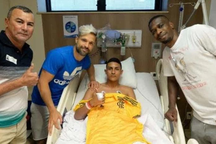 Jogador ferido em incêndio no Flamengo deixa o CTI