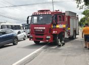 Homem fica ferido com suspeita de fraturas após colisão entre carro e moto na Pajuçara