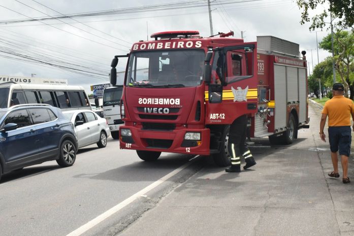 Homem fica ferido com suspeita de fraturas após colisão entre carro e moto na Pajuçara