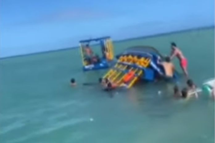 Embarcação virou durante passeio em praia de Porto de Pedras, Litoral Norte de Alagoas. Ninguém se feriu