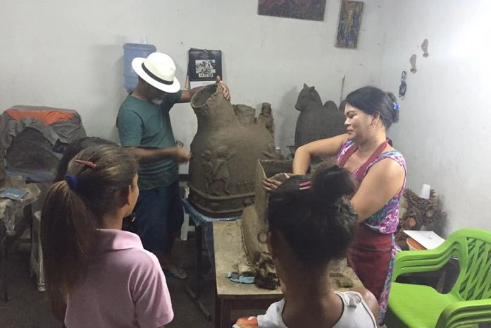 Crianças assistidas pelo CREAS de Atalaia conhecem de perto o trabalho do mestre João das Alagoas