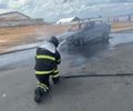 Incêndio destrói carro de passeio; veículo possuía cilindros de GNV 