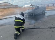 Incêndio destrói carro de passeio; veículo possuía cilindros de GNV 