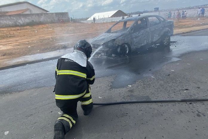 Incêndio destrói carro de passeio; veículo possuía cilindros de GNV 