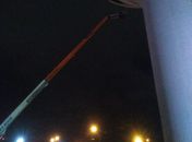 Vídeo: Bombeiros resgatam trabalhadores que estavam em caixa d'água com 30m de altura