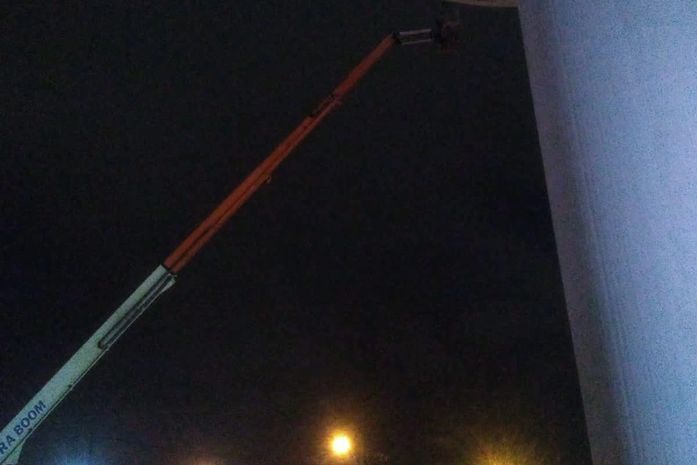 Vídeo: Bombeiros resgatam trabalhadores que estavam em caixa d'água com 30m de altura