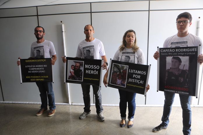 Familiares do Capitão Rodrigo protestaram