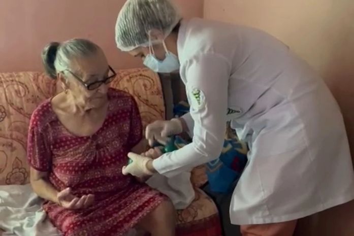 Eurita Ferreira, de 80 anos, em atendimento