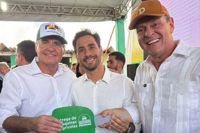 Prefeito de Santana do Mundaú reforça frota de veículos com nova retroescavadeira