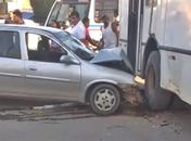 Colisão entre carro e ônibus deixa condutor ferido em São Miguel dos Campos