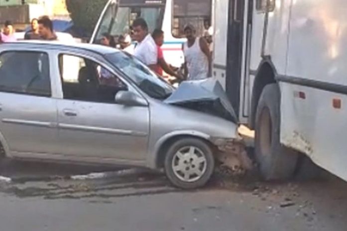 Colisão entre carro e ônibus deixa condutor ferido em São Miguel dos Campos