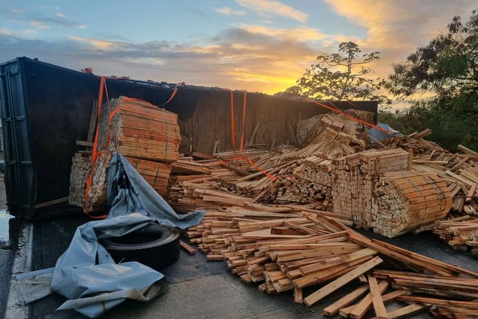 Rastro de destruição: veja como ficou a BR-101 após carreta tombar e deixar cinco feridos