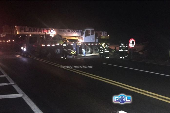 Acidente ocorreu por volta das 2h da madrugada deste sábado. Região é conhecida pela quantidade elevada de acidentes graves.