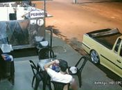 Homem coloca cabelo na própria comida para sair sem pagar

