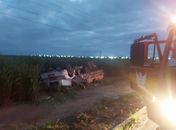 Motorista fica preso às ferragens após caminhão capotar em trecho da BR 101 
