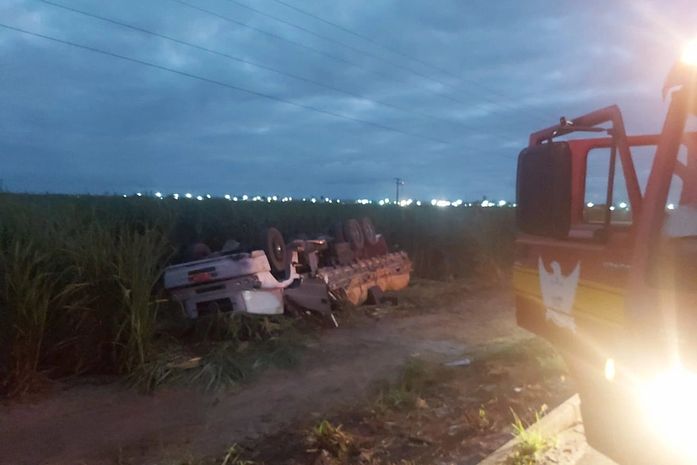 Motorista fica preso às ferragens após caminhão capotar em trecho da BR 101