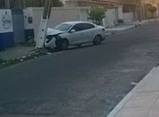 Condutor dorme no volante e bate em poste no bairro do Poço