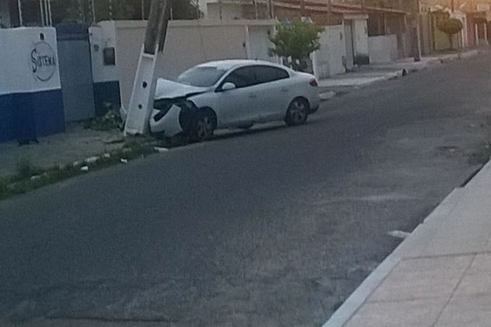 Condutor dorme no volante e bate em poste no bairro do Poço
