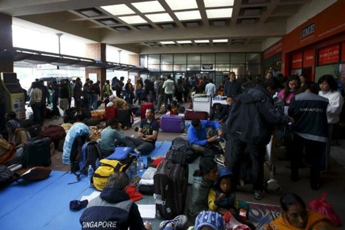 Aeroporto de Kathmandu congestionado por turistas tentando sair do país