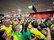 Dezenas de apoiadores recebem Bolsonaro no Aeroporto Zumbi dos Palmares
