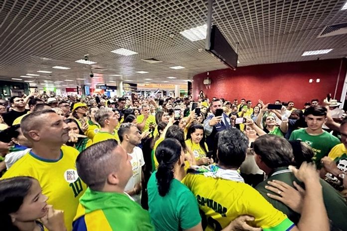 Dezenas de apoiadores recebem Bolsonaro no Aeroporto Zumbi dos Palmares