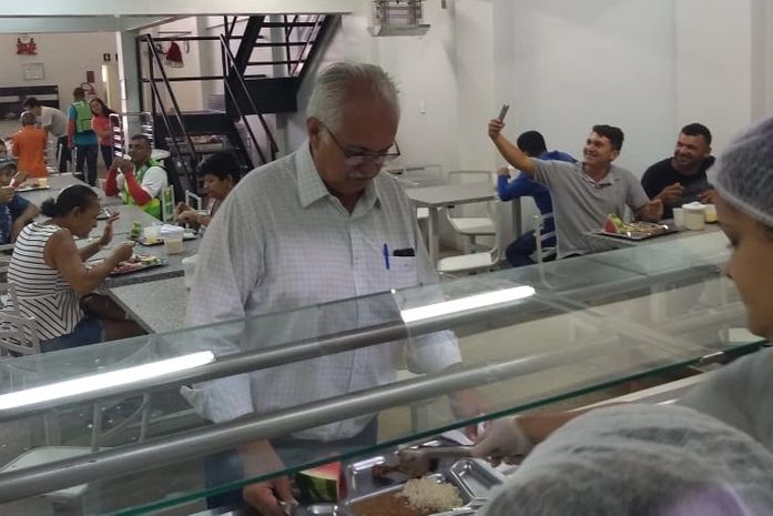 Teófilo realiza visita ao Restaurante Popular Jerimum