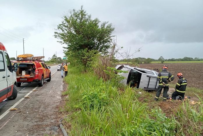 Homem fica preso às ferragens e morre após capotamento de veículo, na parte alta