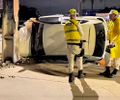 Carro capota e colide contra poste após tentativa de conversão na Avenida Gustavo Paiva