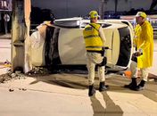 Carro capota e colide contra poste após tentativa de conversão na Avenida Gustavo Paiva