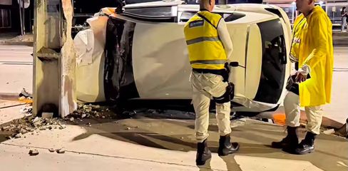 Carro capota e colide contra poste após tentativa de conversão na Avenida Gustavo Paiva