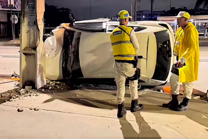 Carro capota e colide contra poste após tentativa de conversão na Avenida Gustavo Paiva