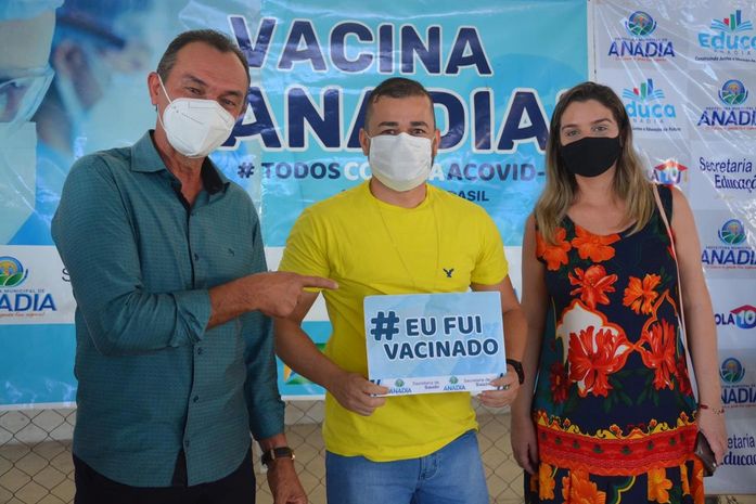 Profissionais da Educação da rede pública e privada de Anadia recebem 1ª dose de vacina contra a Covid-19